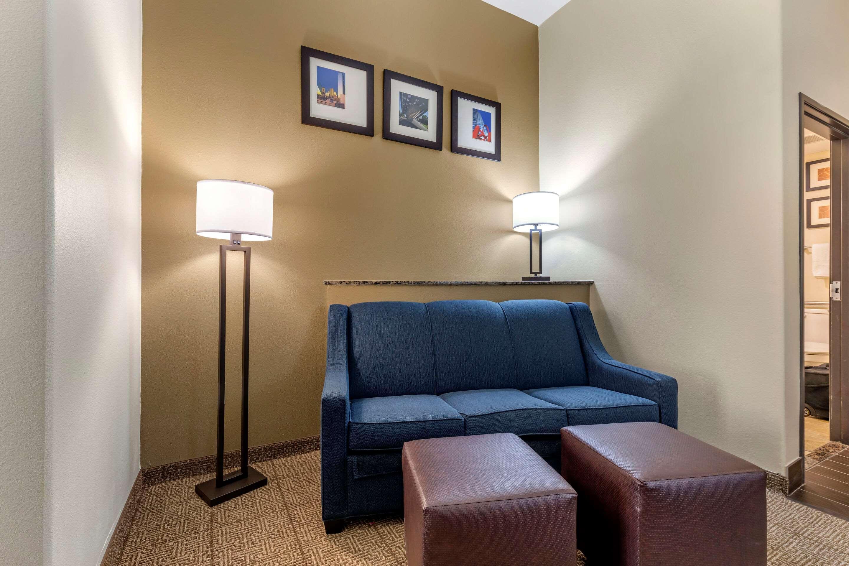 Comfort Suites West Dallas - Cockrell Hill Exterior photo