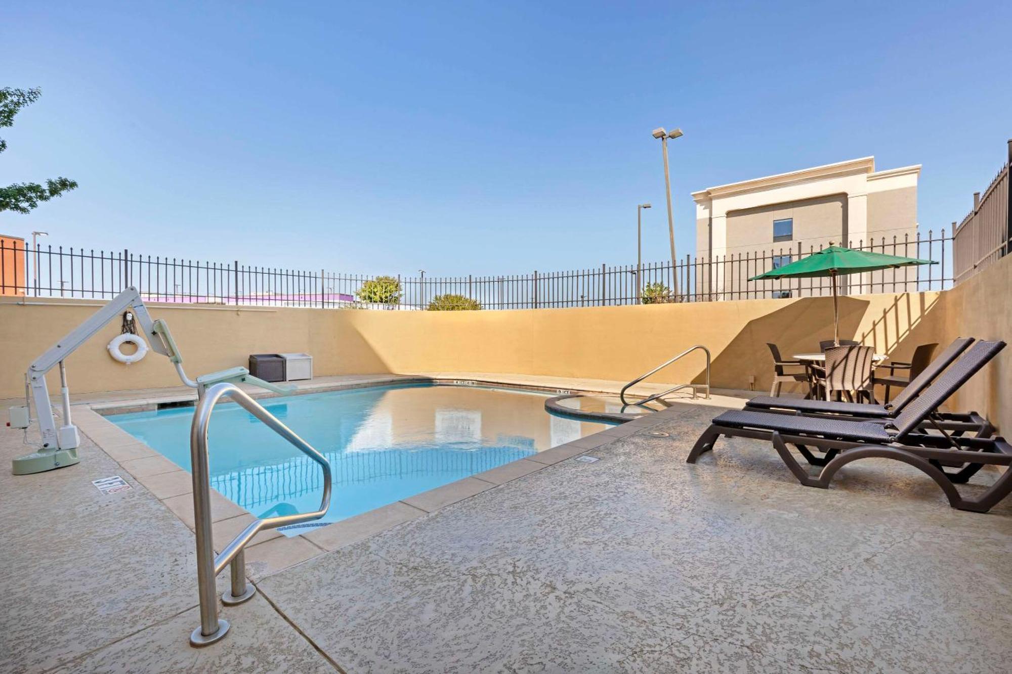 Comfort Suites West Dallas - Cockrell Hill Exterior photo